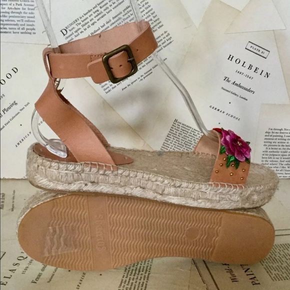 Anthropologie tan Leather Flower Wedge Sandal 10 - Picture 5 of 7